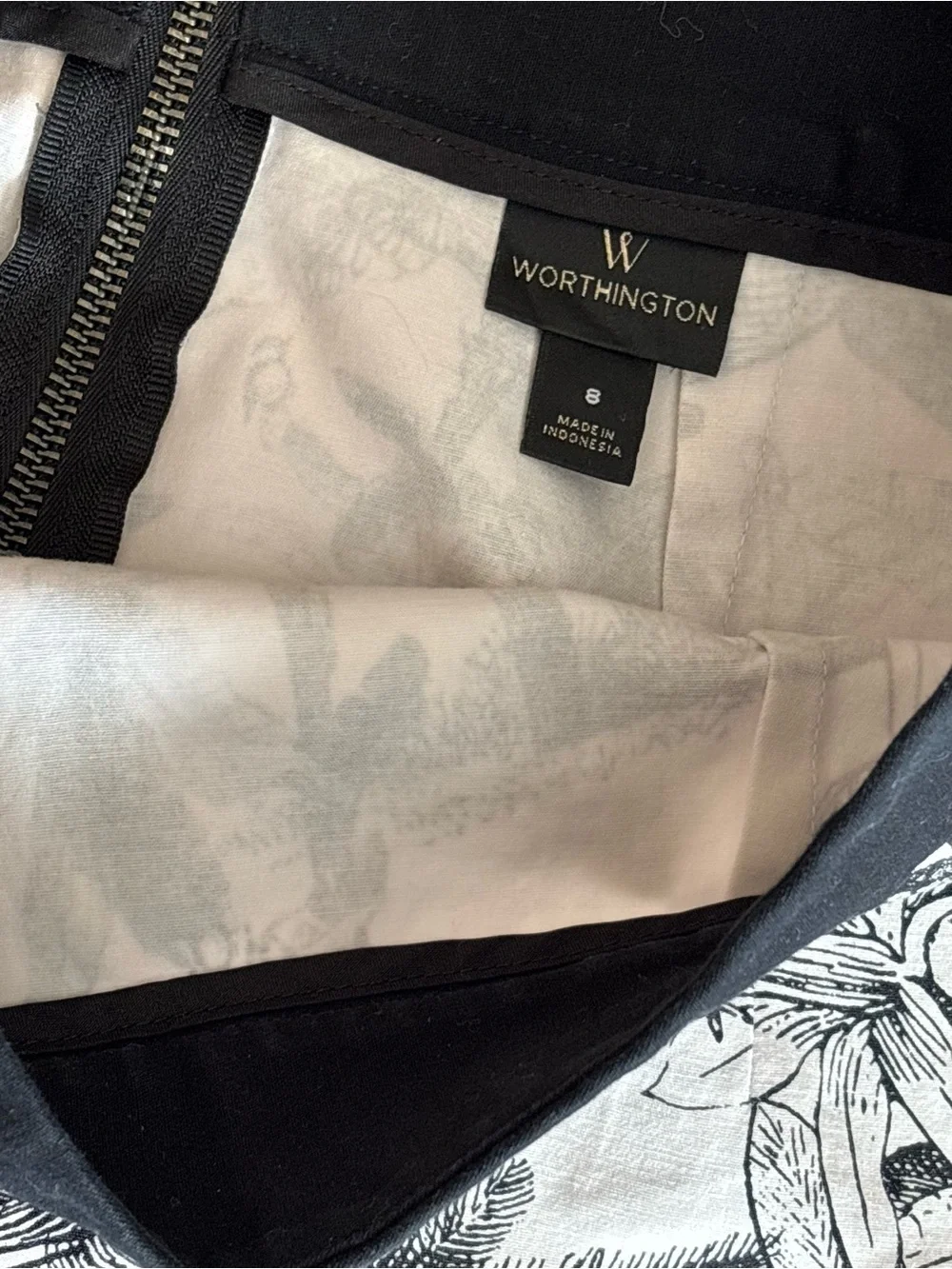EUC Worthington Black and White Botanical Pencil Skirt Size 8